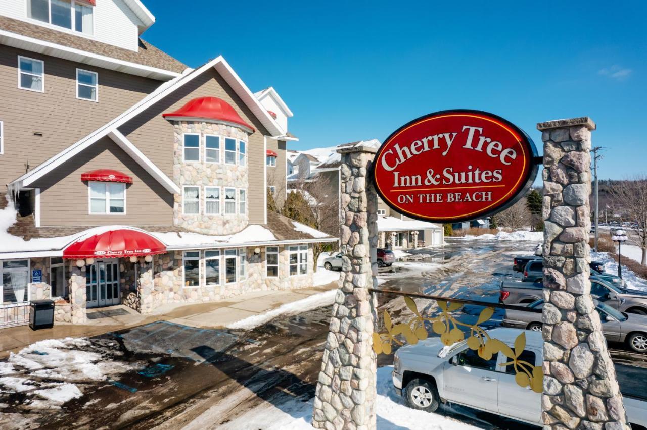 Cherry Tree Inn & Suites Traverse City Bagian luar foto