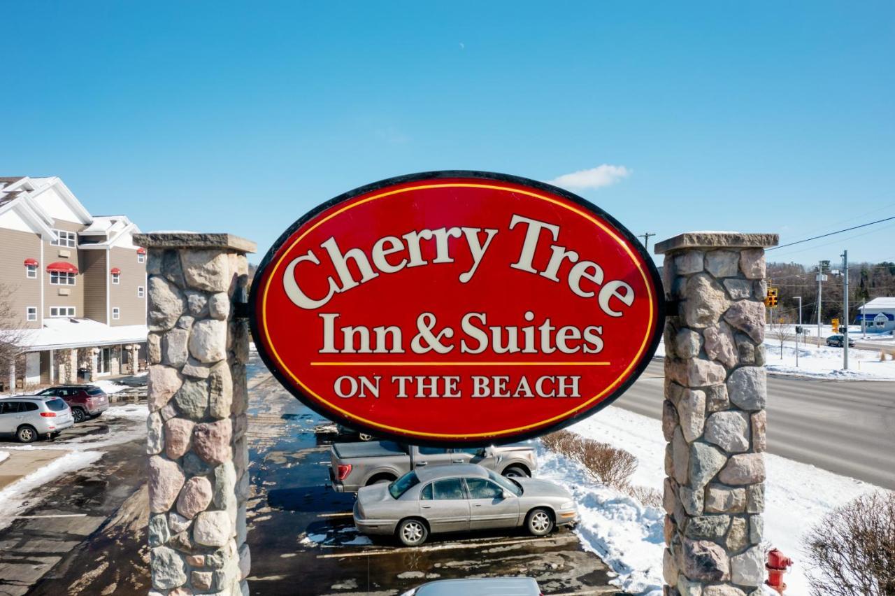 Cherry Tree Inn & Suites Traverse City Bagian luar foto