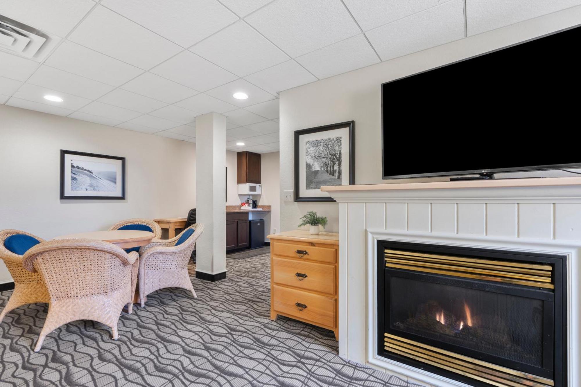 Cherry Tree Inn & Suites Traverse City Bagian luar foto