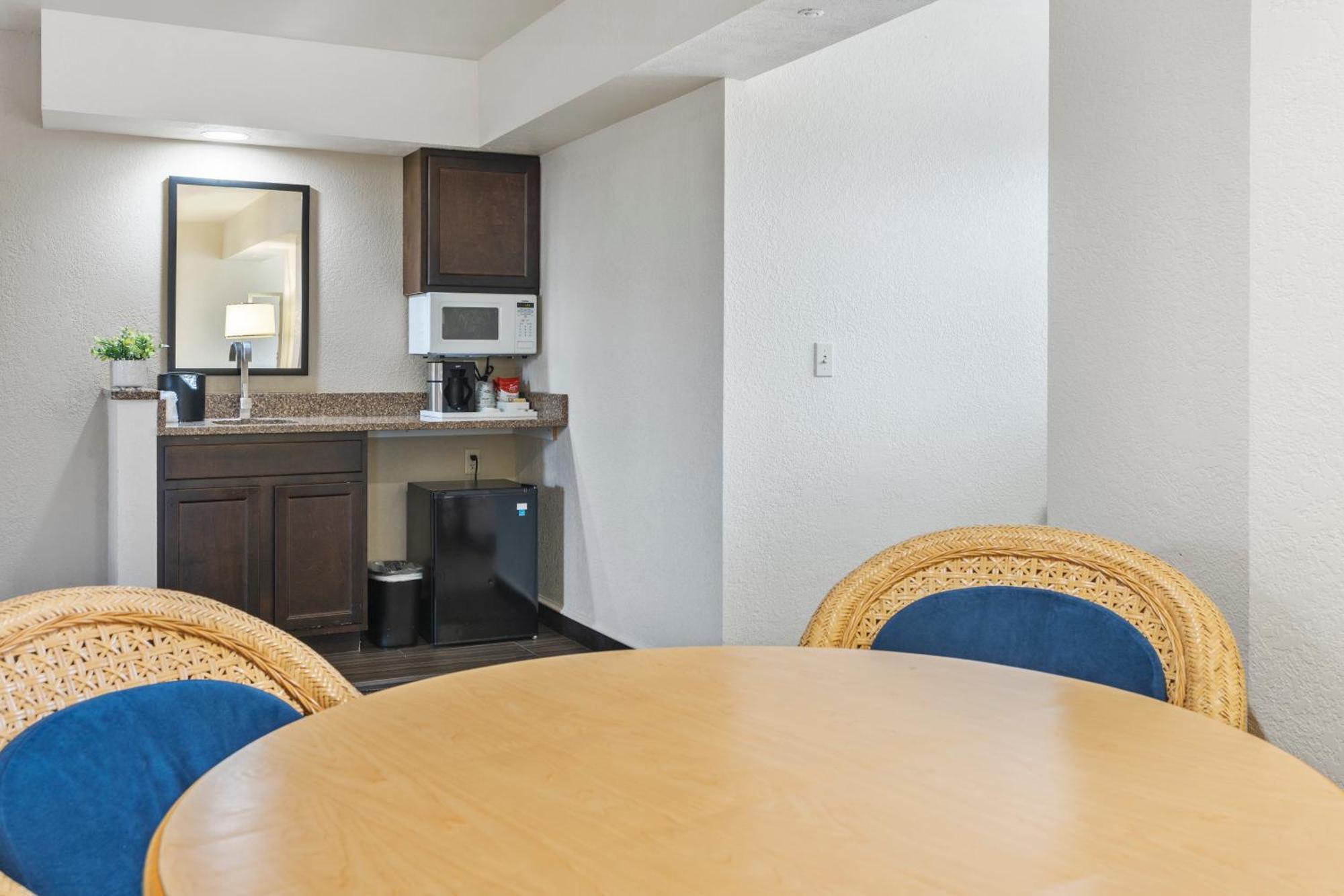 Cherry Tree Inn & Suites Traverse City Bagian luar foto