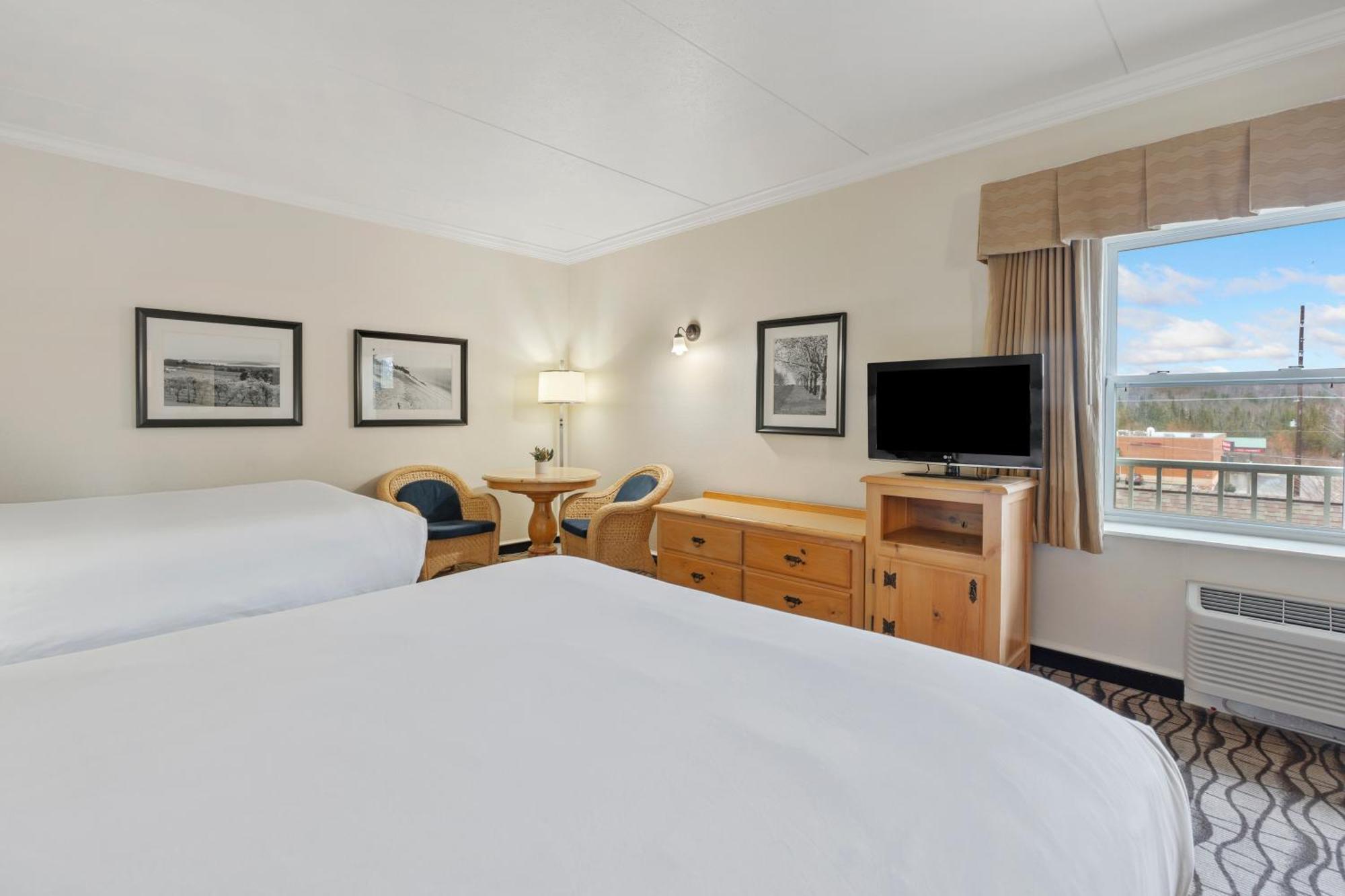 Cherry Tree Inn & Suites Traverse City Bagian luar foto