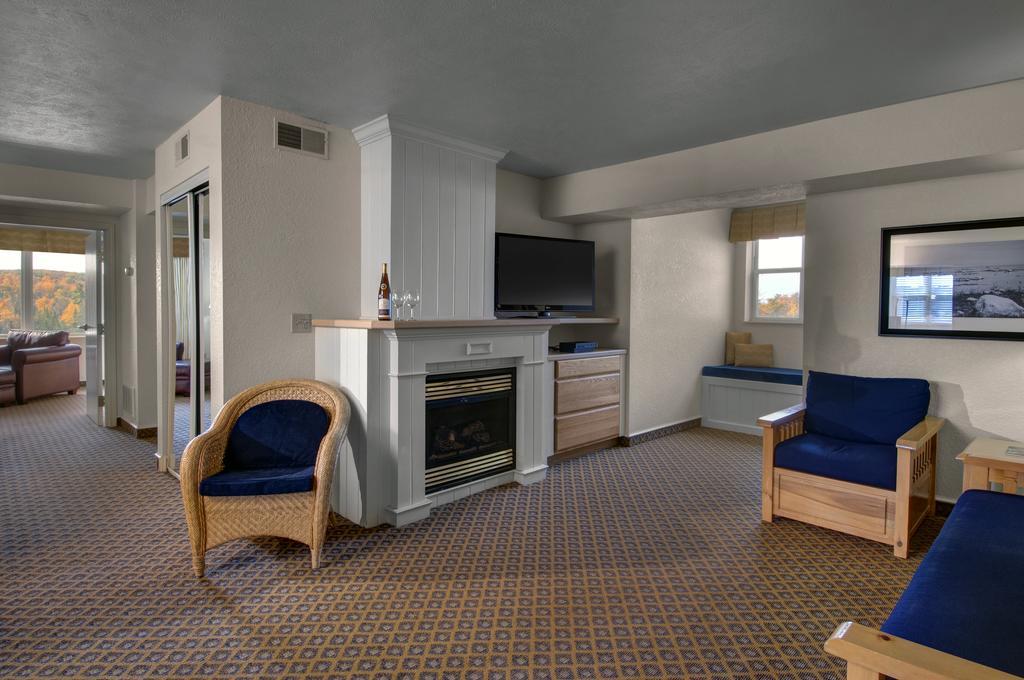 Cherry Tree Inn & Suites Traverse City Bagian luar foto