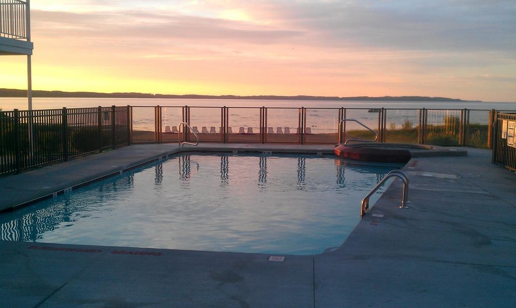 Cherry Tree Inn & Suites Traverse City Bagian luar foto