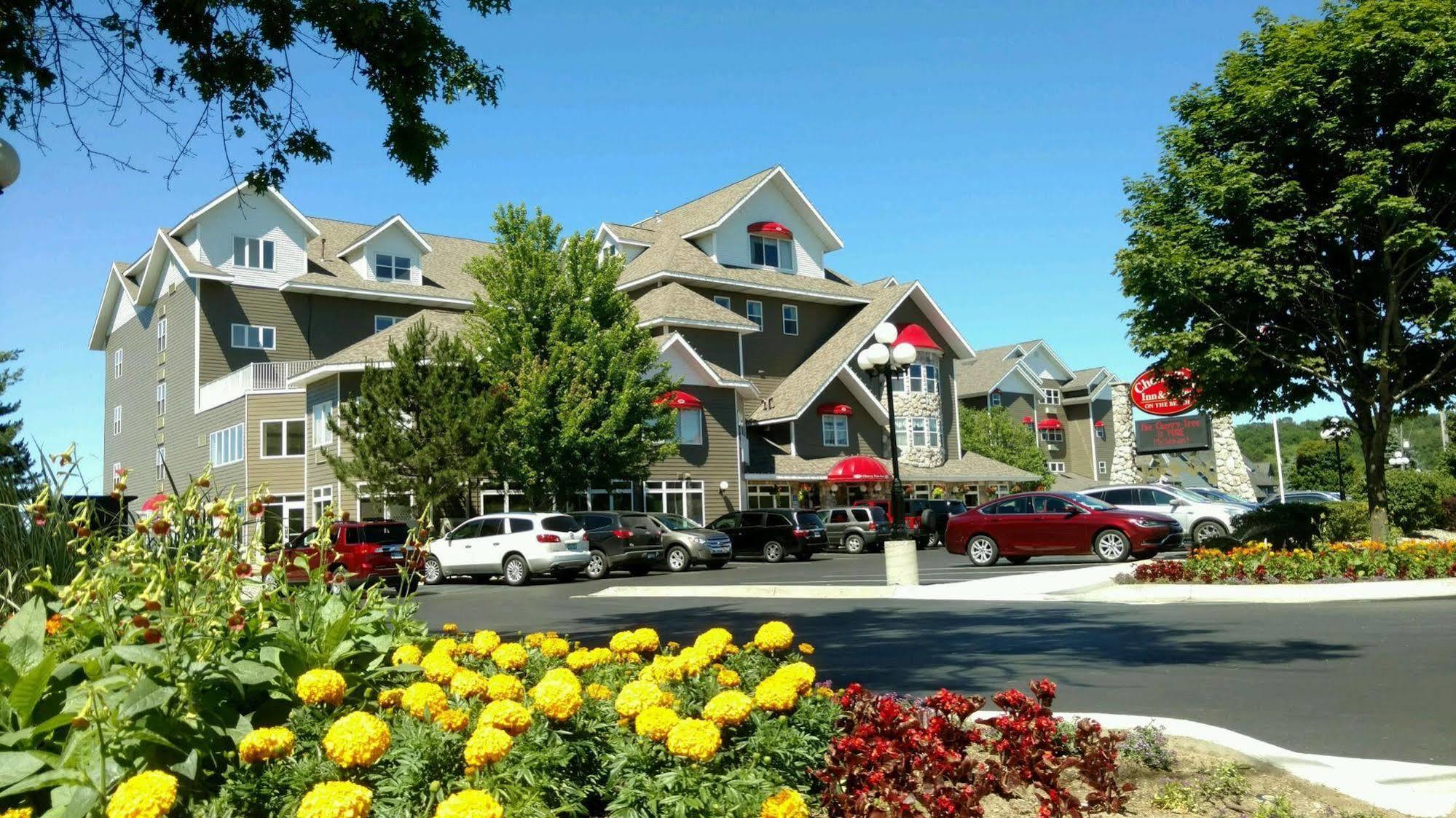 Cherry Tree Inn & Suites Traverse City Bagian luar foto