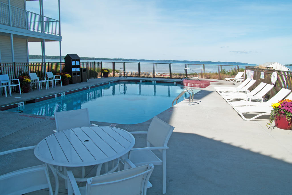 Cherry Tree Inn & Suites Traverse City Bagian luar foto