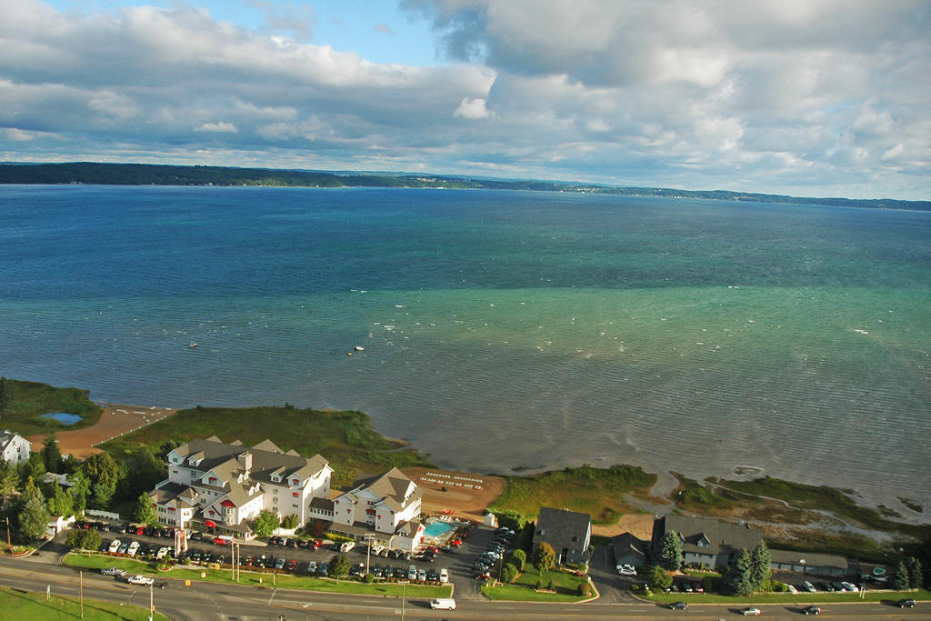 Cherry Tree Inn & Suites Traverse City Bagian luar foto